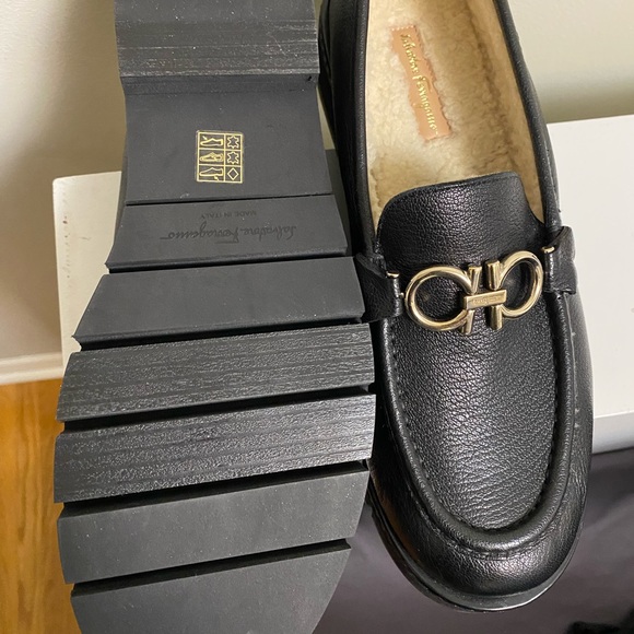 Womens Salvatore Ferragamo Black leather loafer, shearling lined - Picture 6 of 9